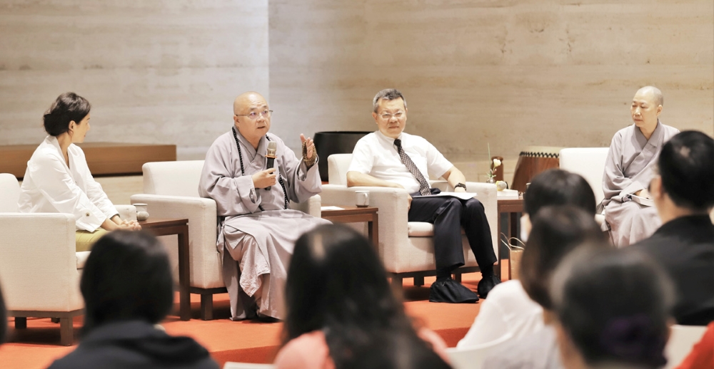 退居方丈果東法師（左二）、吳怡昌（右二）、張寶方（左一）對談善生好死的智慧。右一為主持人果賢法師。（梁忠楠 攝） 