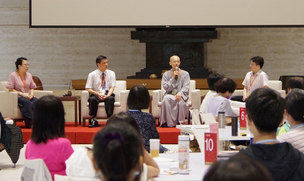 文理學院師長陳定銘（左二）、葉玲玲（左一）、黃信勳（右一）與常順法師（右二）對談「新冠疫情反思與關懷」。（劉秀雯 攝） 