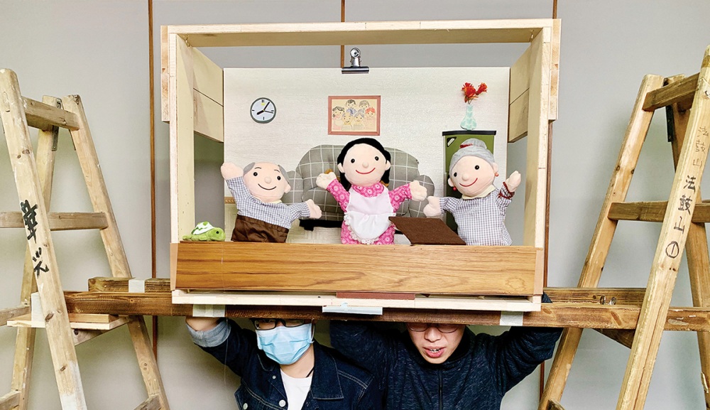  「家家有座法鼓山」布偶劇場營造出迷你版的現實世界，以通俗易懂的手法，帶出現代人修行上的疑問，在尋找答案的過程，掌握正確的佛法知見。
